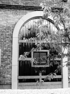 Ein altes Eingangstor zu einem der Lagerhäuser
